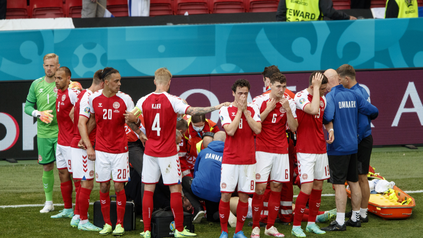 Игроки сборной Дании оркужили Кристиана Эриксена