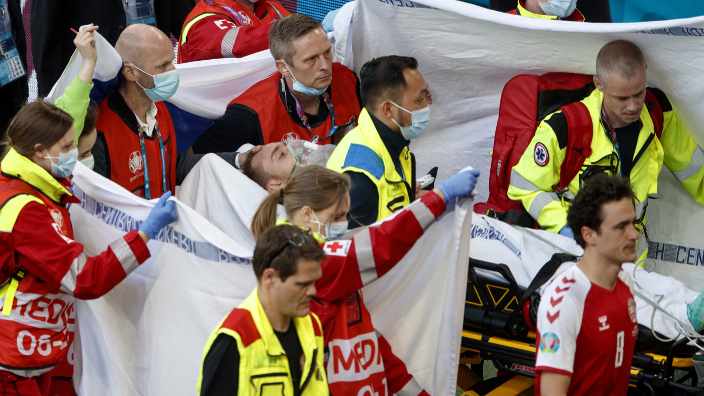 Кристиана Эриксена уносят в подтрибунное помещение 