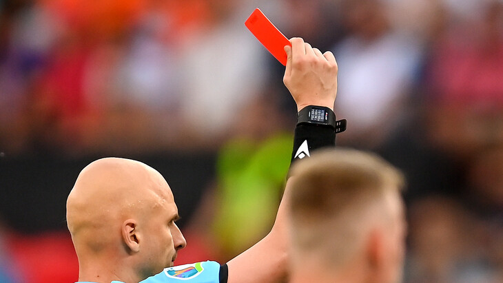 Сергей Карасев показывает красную карточку