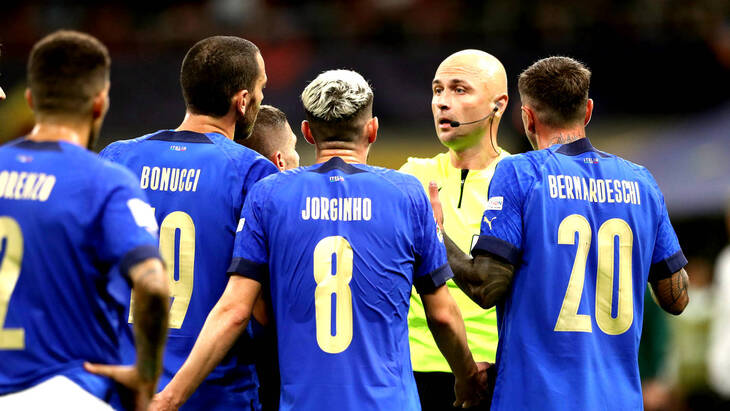 Сергей Карасев в окружении футболистов сборной Италии