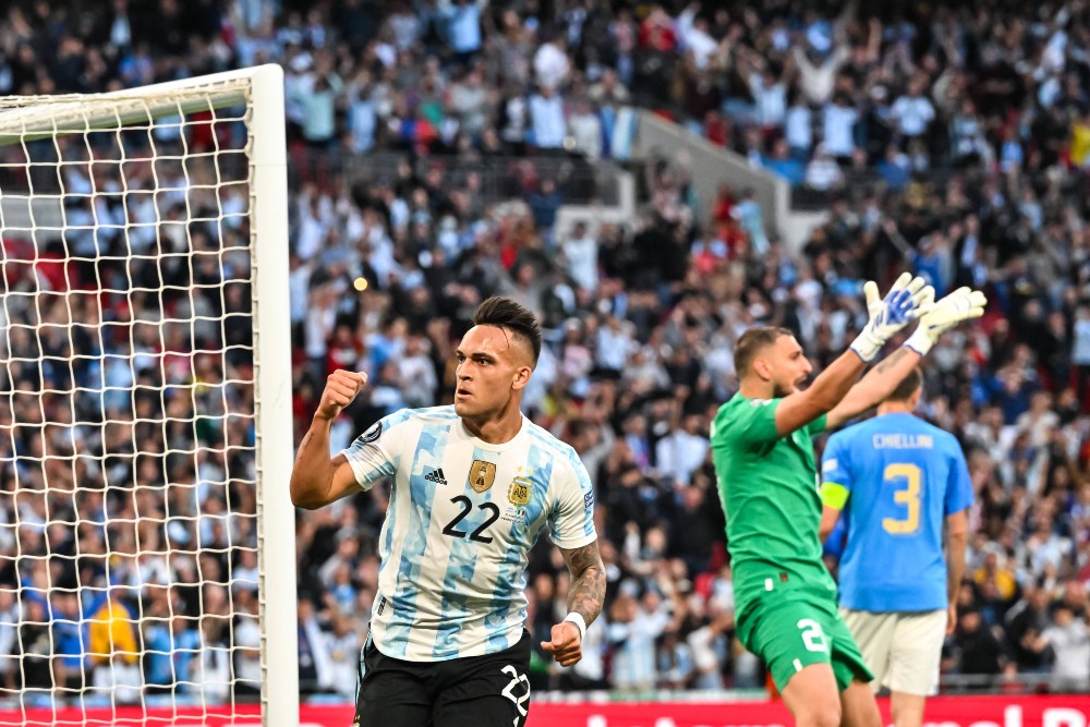 Мартинес открывает счет