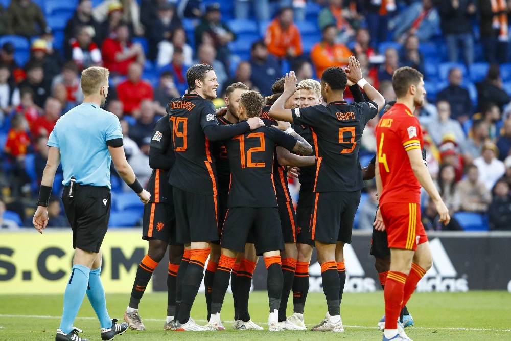 Сборная Нидерландов открывает счет