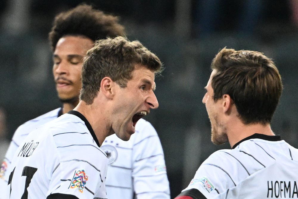 Мюллер забивает третий мяч в ворота сборной Италии