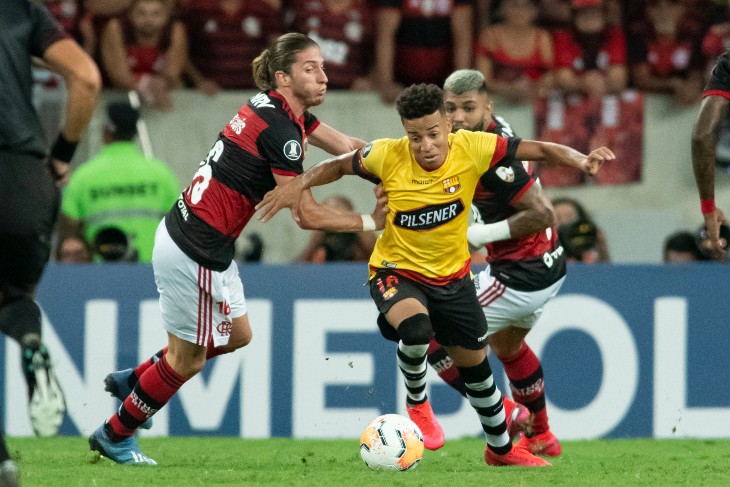 Байрон Кастильо (в желтой форме)