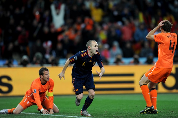 Андрес Иньеста забивает победный мяч в ворота голландцев в финале ЧМ-2010