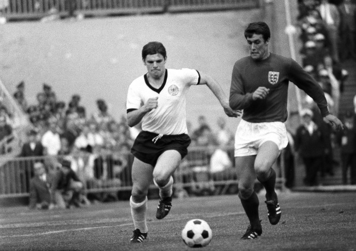 Джефф Херст (справа)