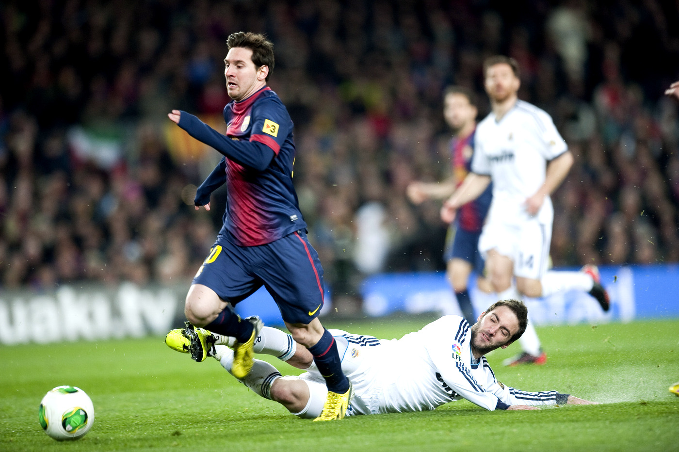 Гонсало Игуаин против Лионеля Месси в составе «Реала»