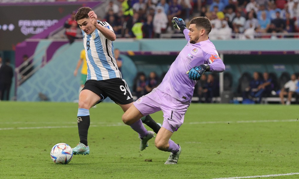 Альварес забивает второй гол после грубой ошибки Райана