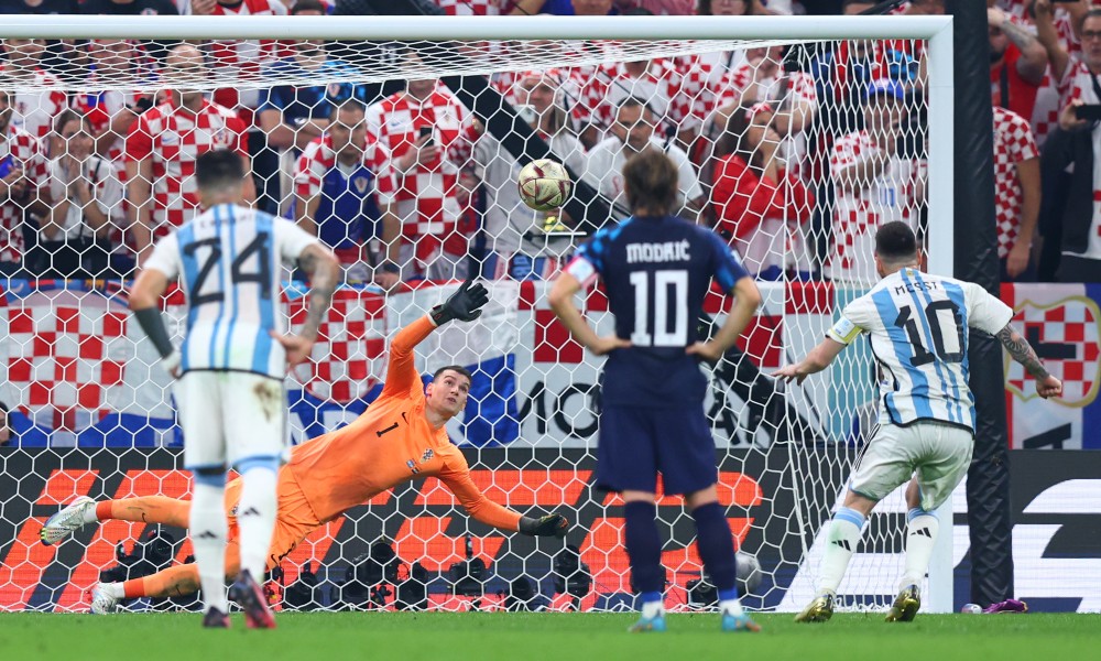 Месси открывает счет с пенальти