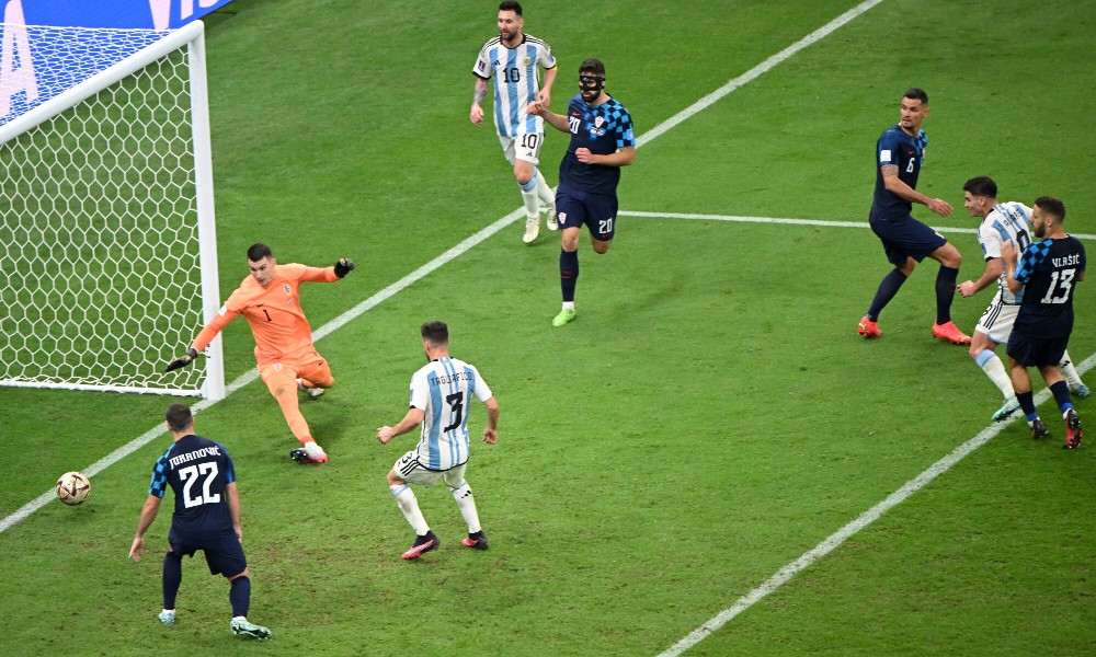 Альварес оформляет дубль