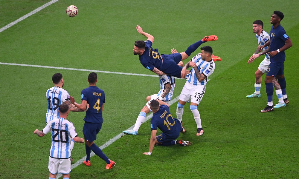 Удар Оливье Жиру