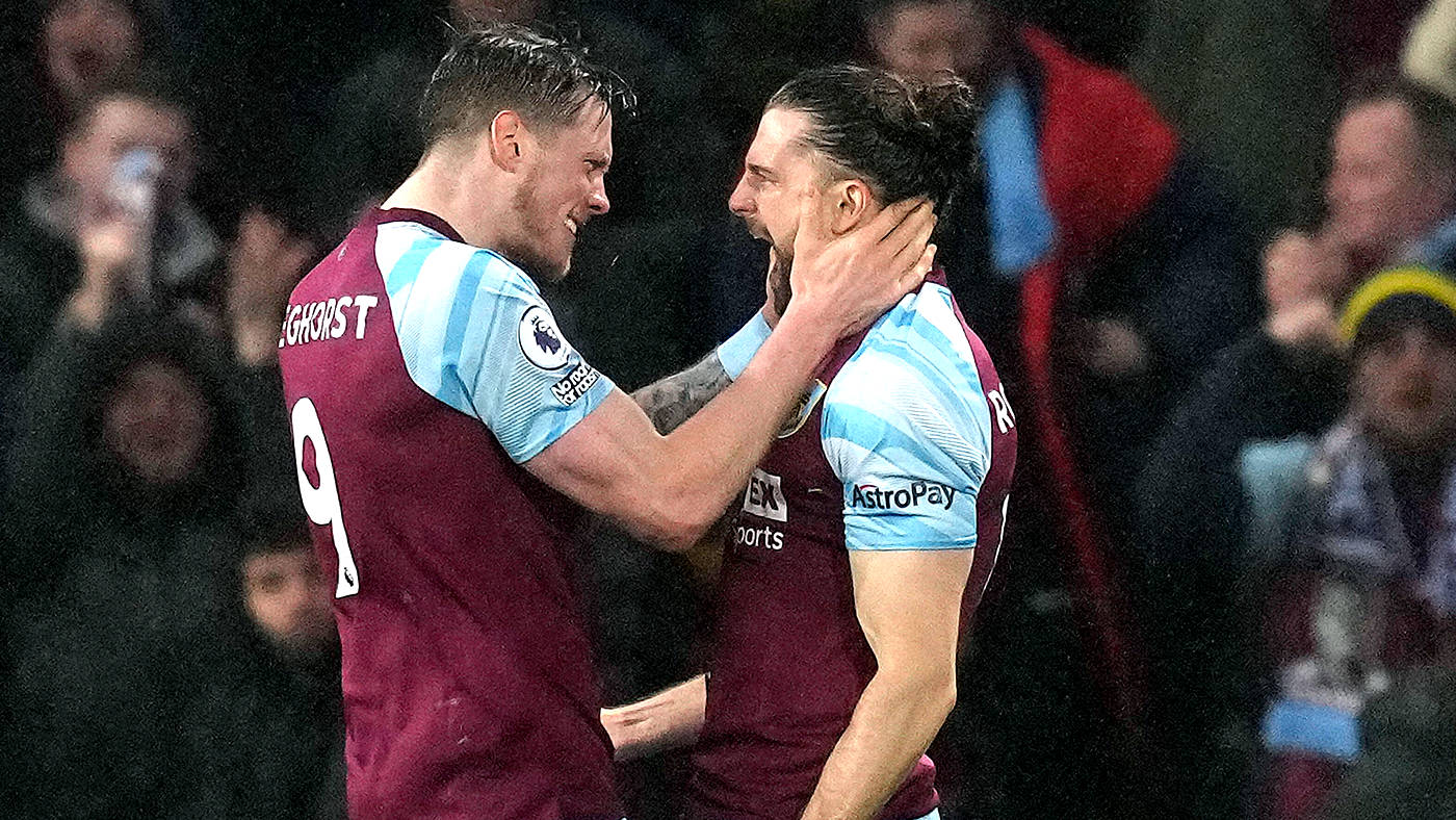 Ваут Вегхорст и Джей Родригес после гола в ворота «МЮ»