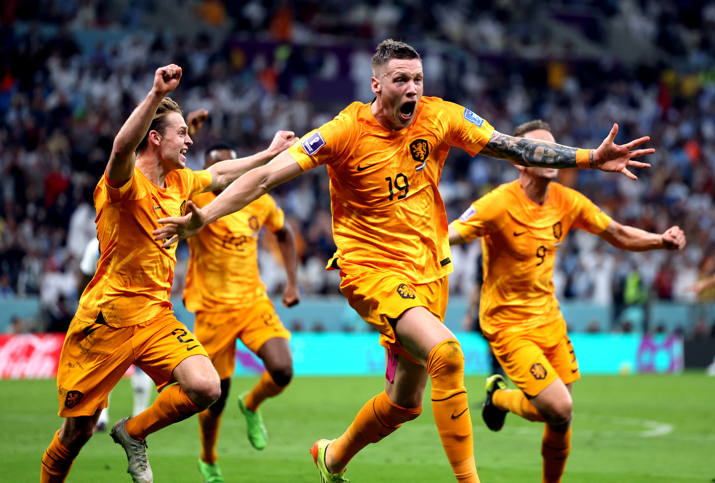 Ваут Вегхорст несется после гола в матче с Аргентиной на ЧМ-2022