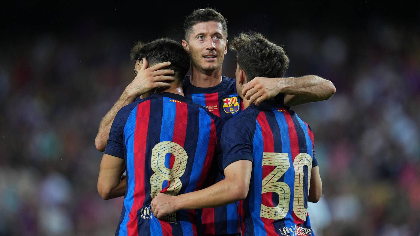 Роберт Левандовски  с Педри и Гави