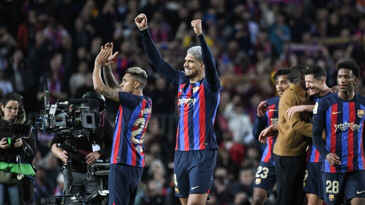 «Барселона» празднует победу в Эль Класико