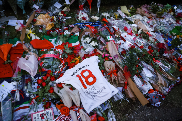 Фанаты прощаются с Берлускони