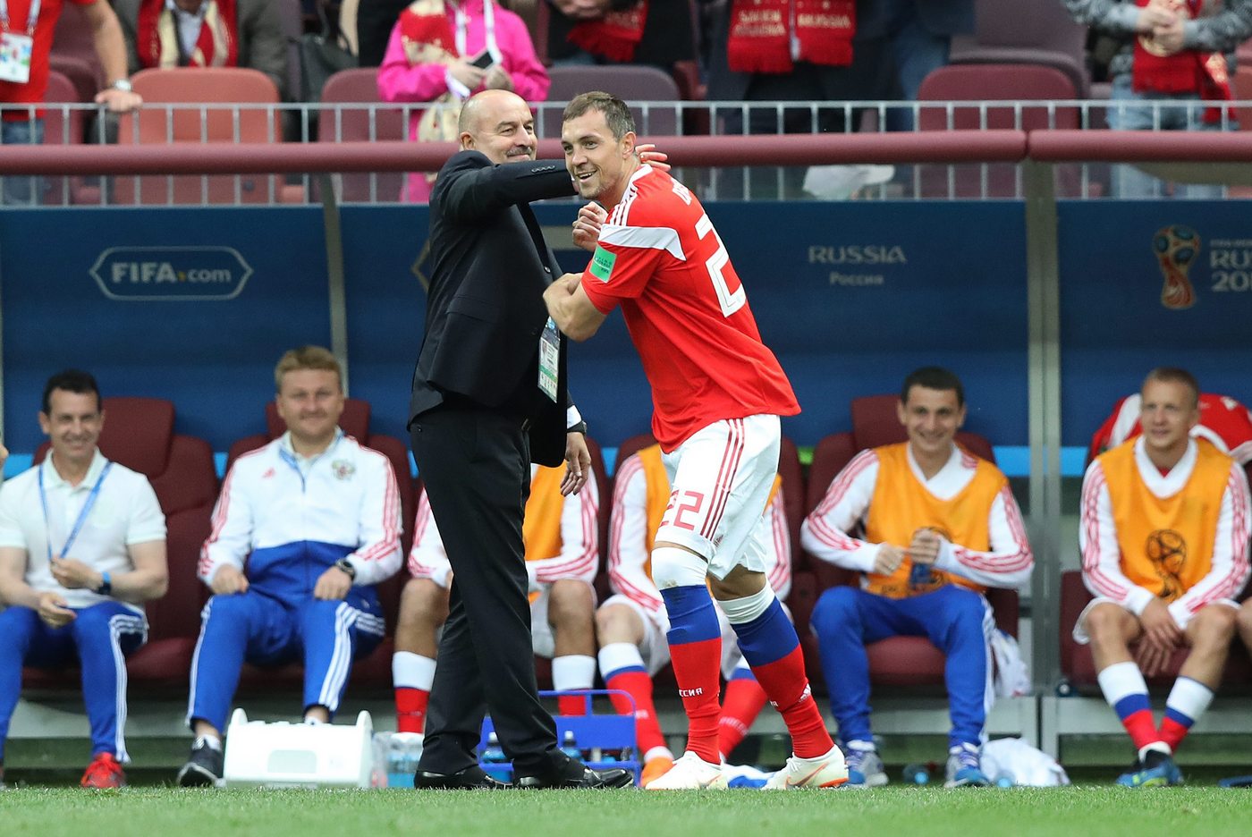 Станислав Черчесов и Артем Дзюба во время исторического матча сборной России против Саудовской Аравии (5:0) на ЧМ-2018