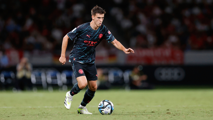 Максимо Перроне в футболке «Ман Сити»