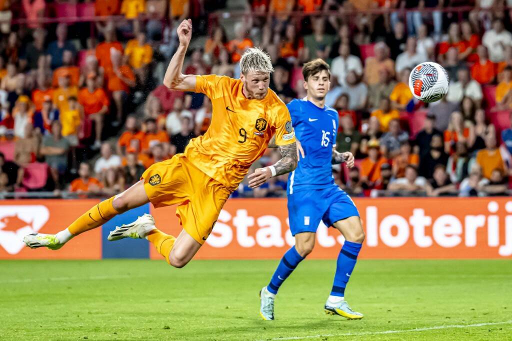 Вегхорст забивает третий мяч в ворота сборной Греции