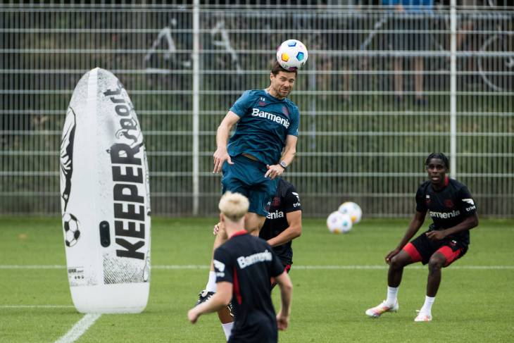 Хаби Алонсо на тренировке «Байера»