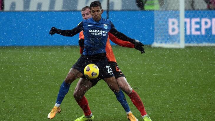 Нападающий хозяев Андрес Понсе