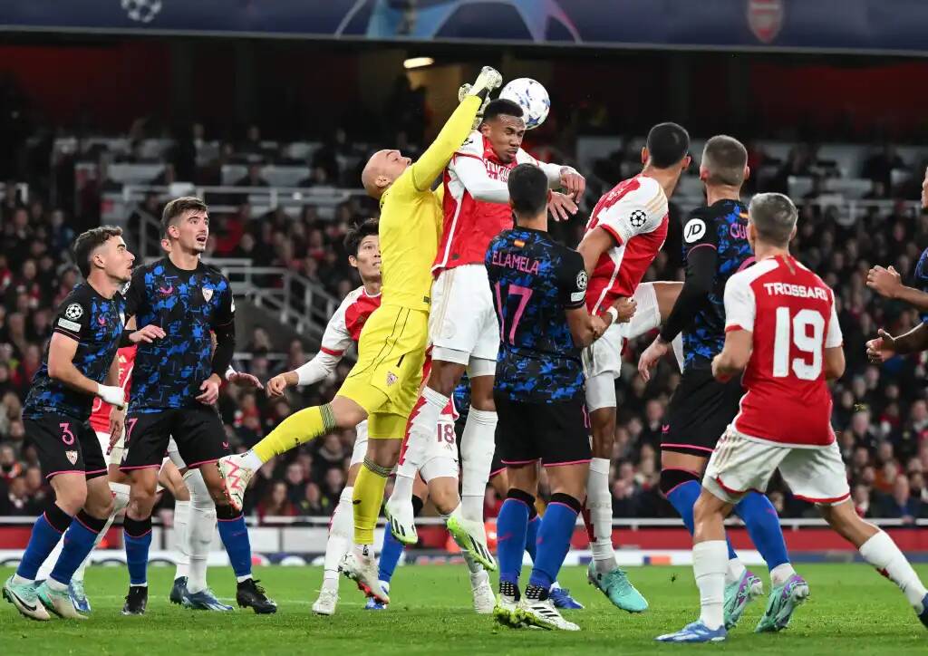 Фрагмент матча Арсенал — Севилья