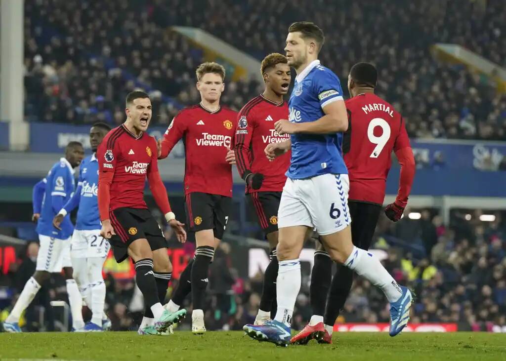 Марсьяль забивает третий мяч в ворота Эвертона