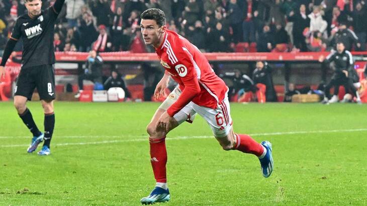 Защитник гостей Робин Госенс