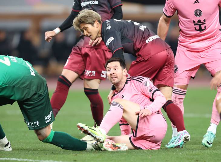 Месси в матче с «Виссел Кобе»