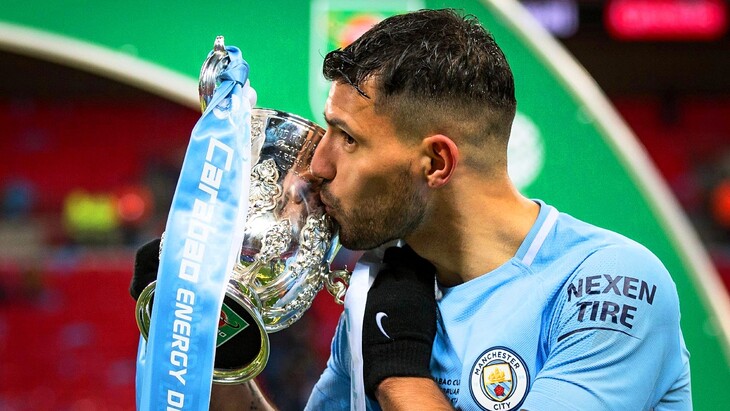 Серхио Агуэро с трофеем Кубка лиги