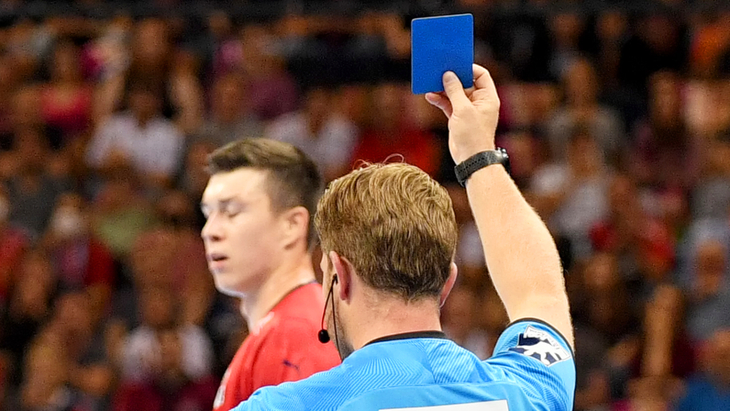 Синяя карточка появится, но нескоро