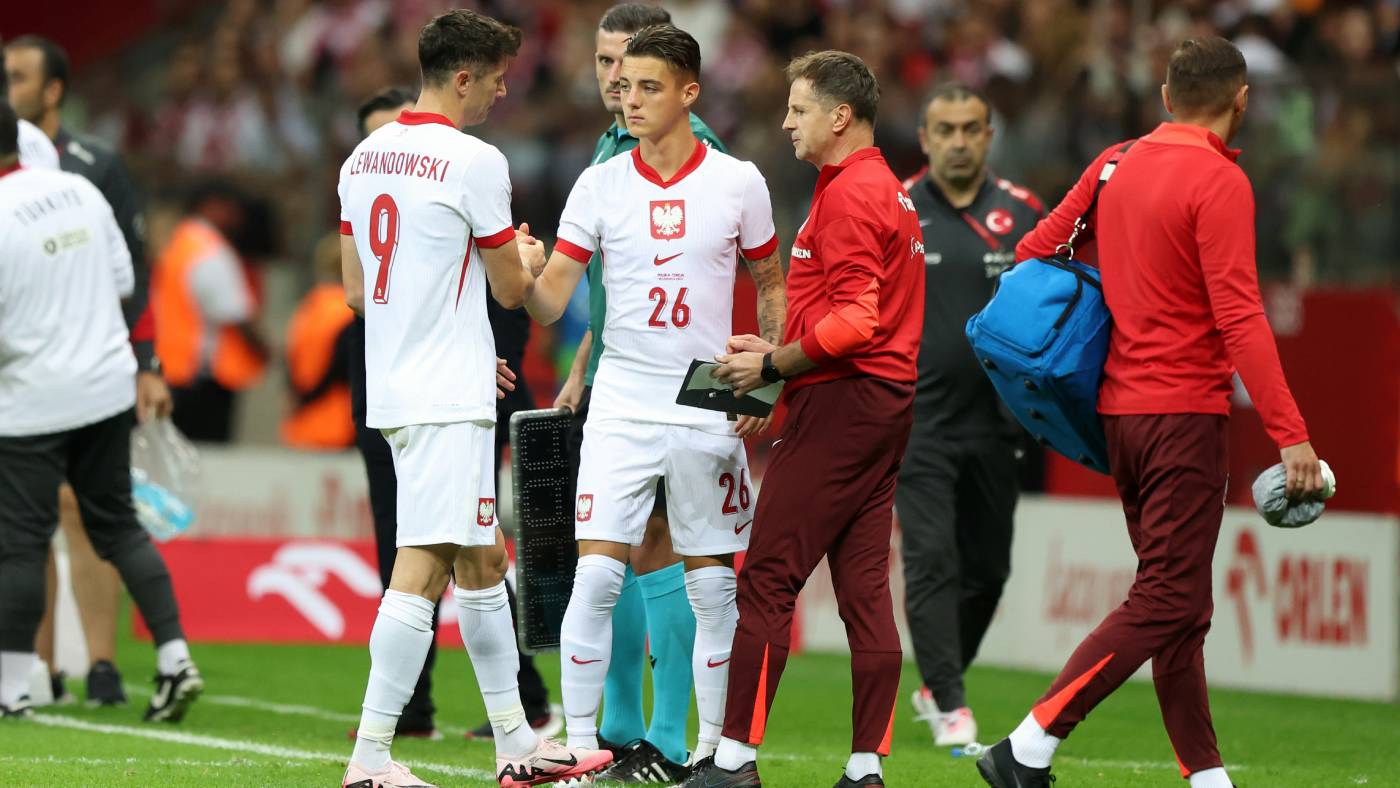 Роберт Левандовский покидает поле из-за травмы в матче Польша-Турция
