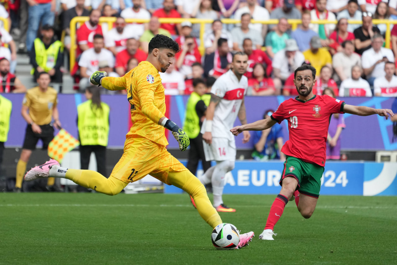 Фрагмент матча Турция — Португалия