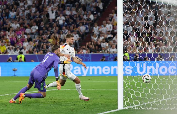 Фуллькруг в матче с Шотландией