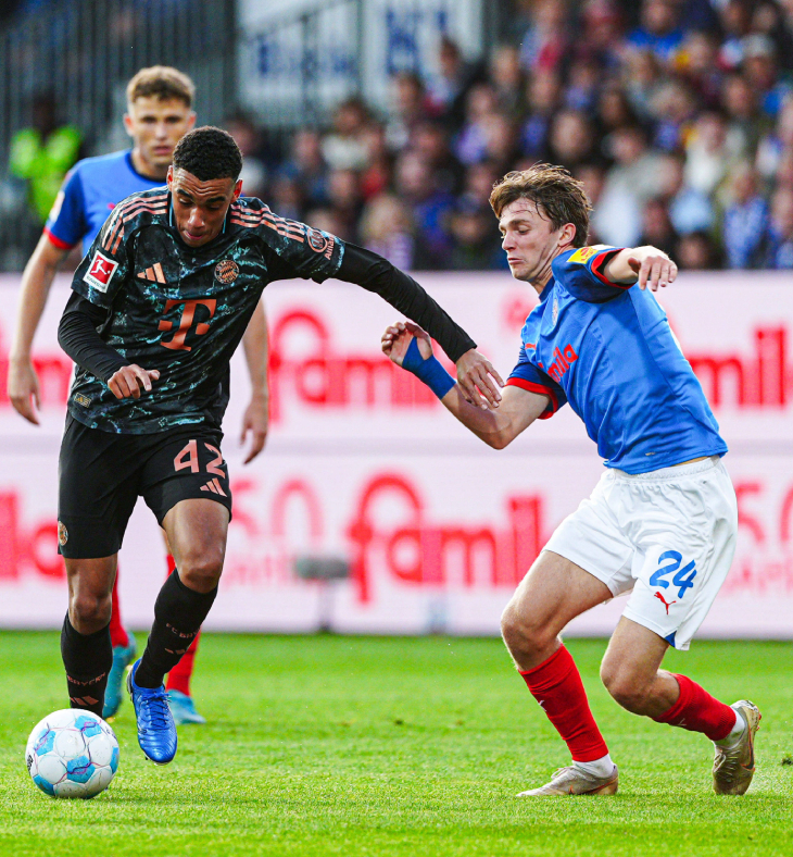 Джамал Мусиала (слева)