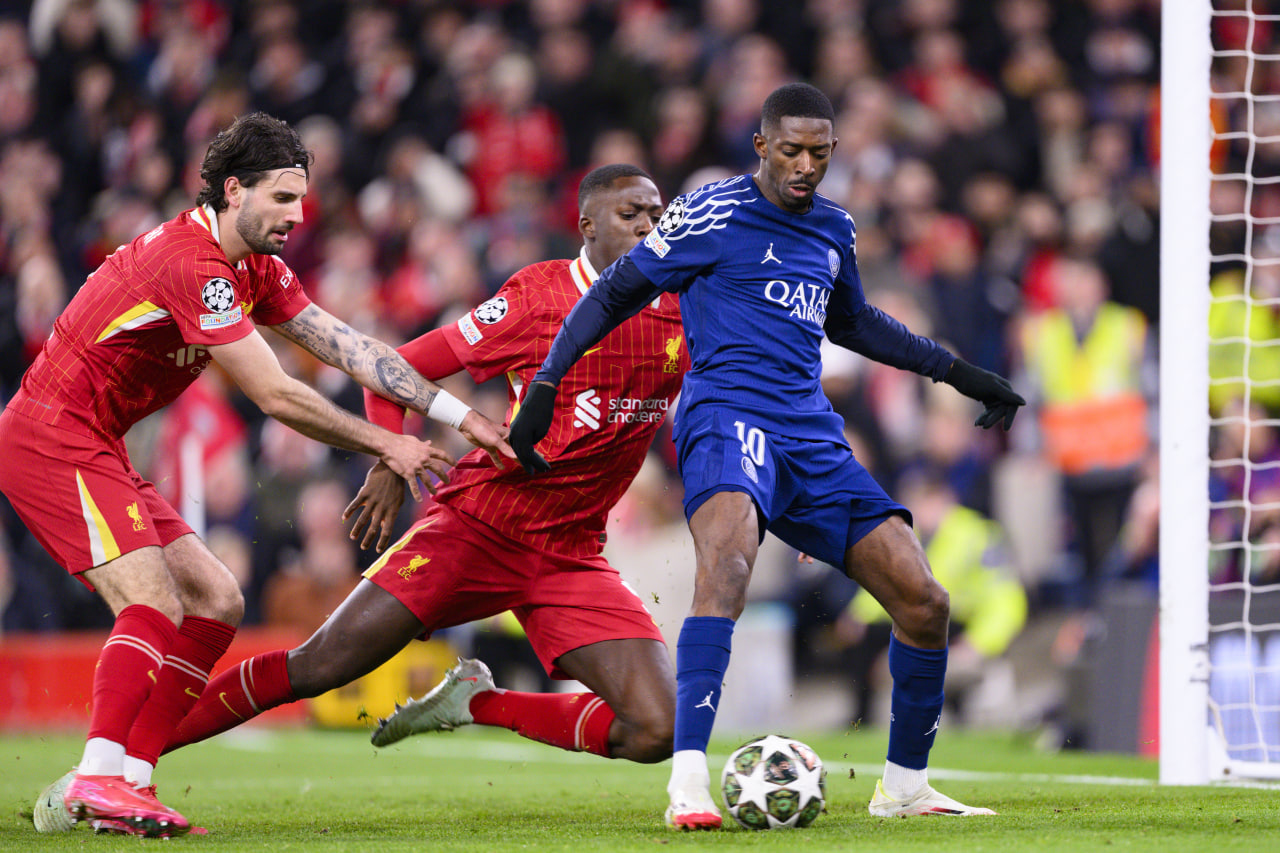 Дембеле забивает гол в ворота Ливерпуля