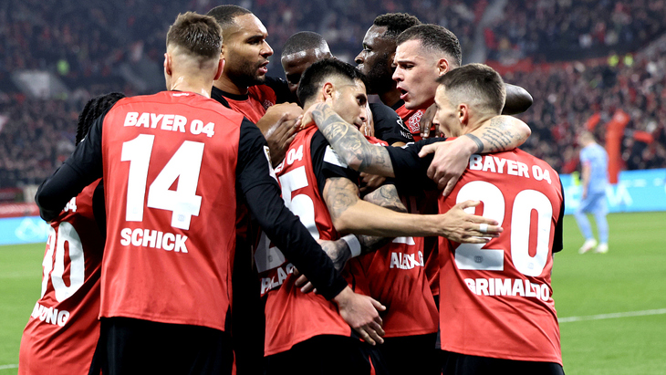 Игроки Байера празднуют гол в ворота Бохума