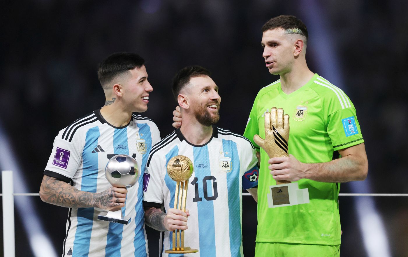 Эмилиано Мартинес с Лионелем Месси и Энцо Фернандесом после победы на ЧМ-2022