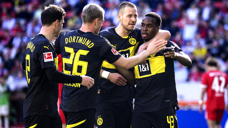 Игроки Боруссии празднуют гол