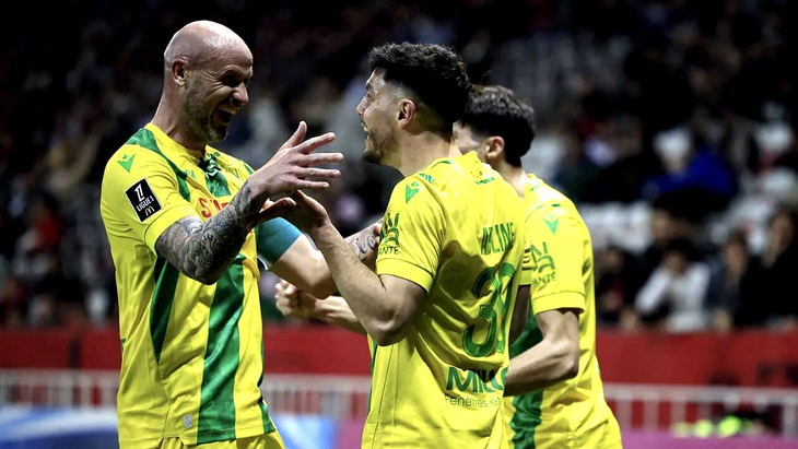 Игроки Нанта празднуют гол