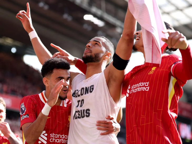 Коди Гакпо празднует гол