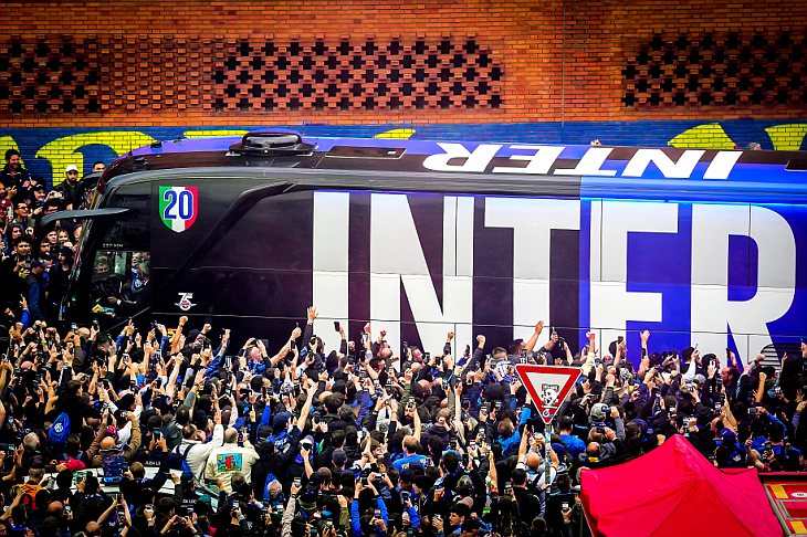Фанаты Интера встречают команду у стадионаФанаты Интера встречают команду у стадиона