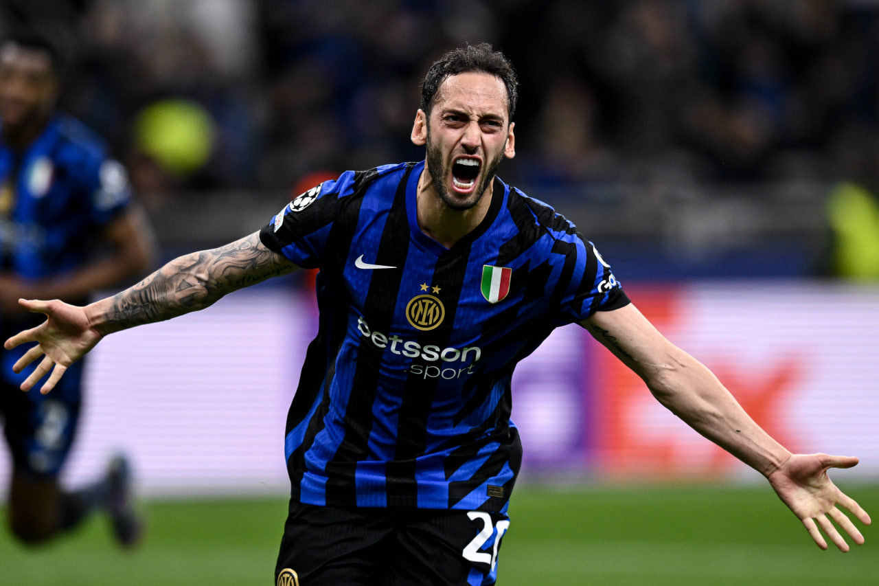 Хакан Чалханоглу празднует гол 