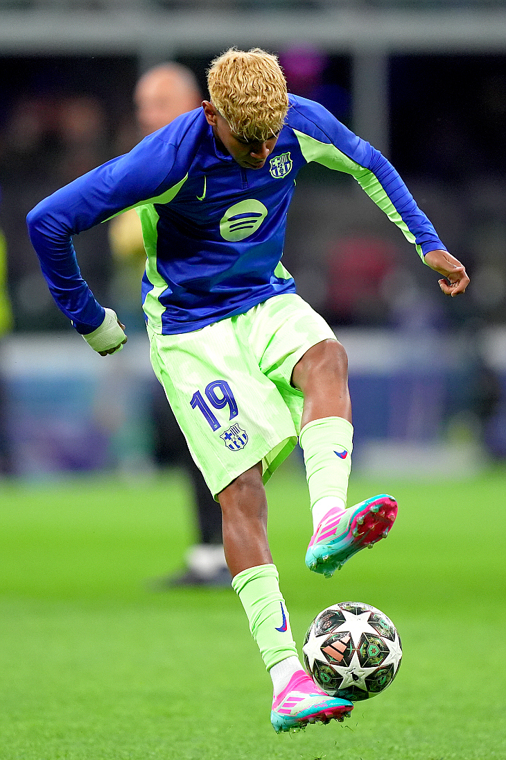 Ламин Ямаль разогревается перед игрой