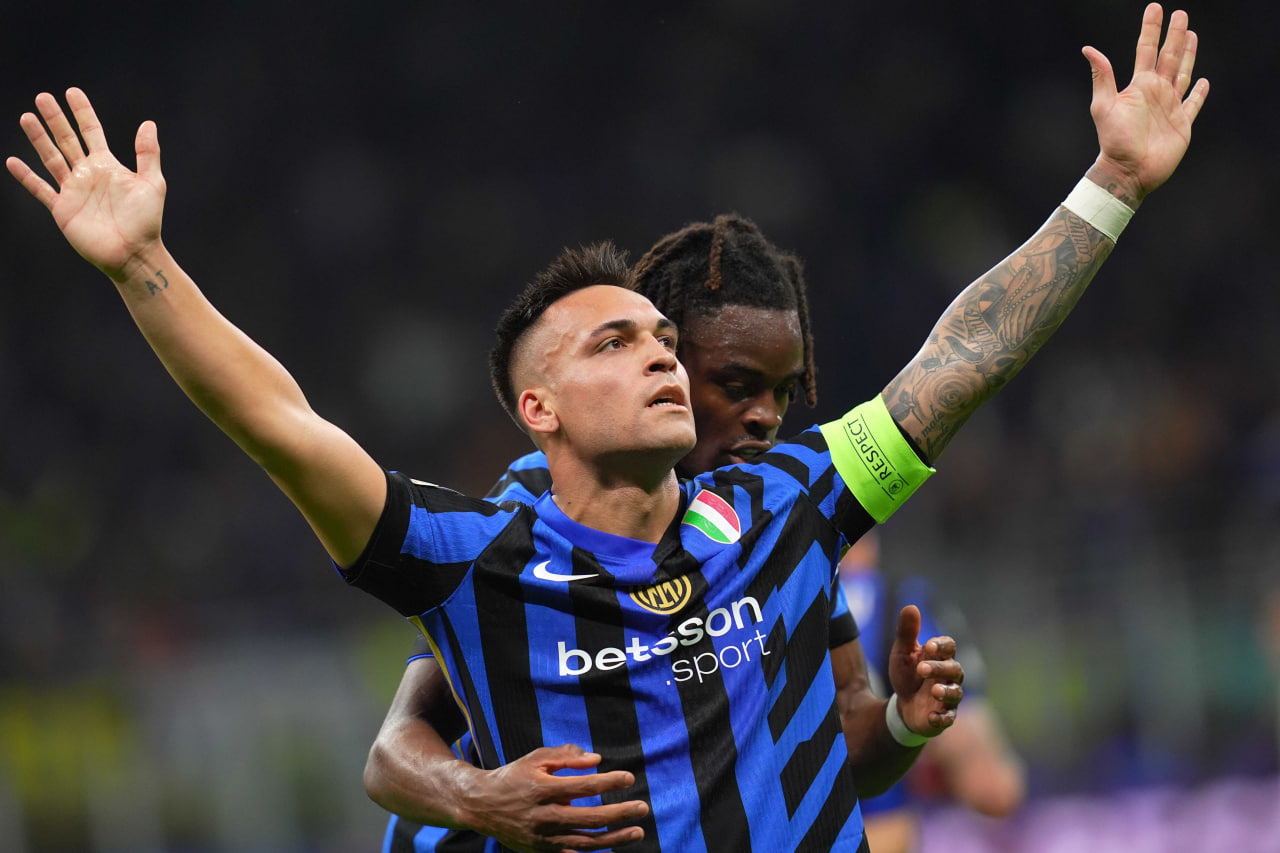 Лаутаро Мартинес празднует гол