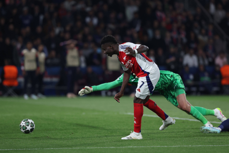 Букайо Сака забивает в ворота ПСЖ