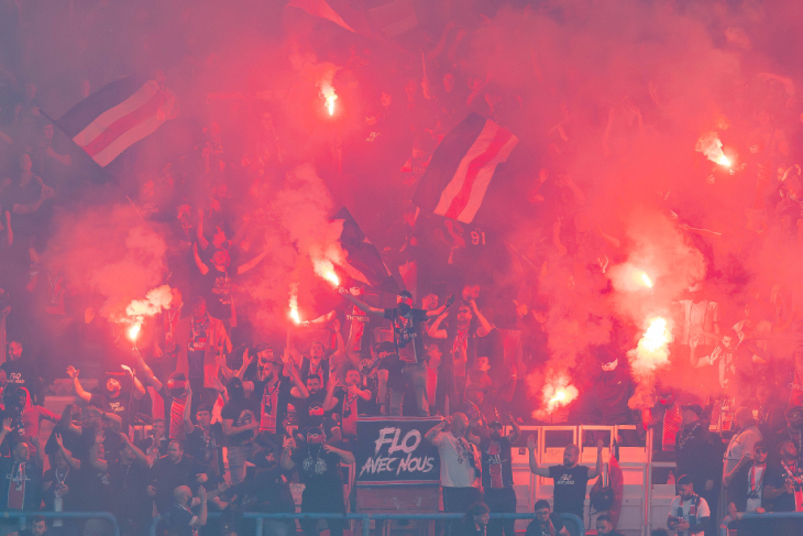 Активные фанаты ПСЖ на матче против Арсенала