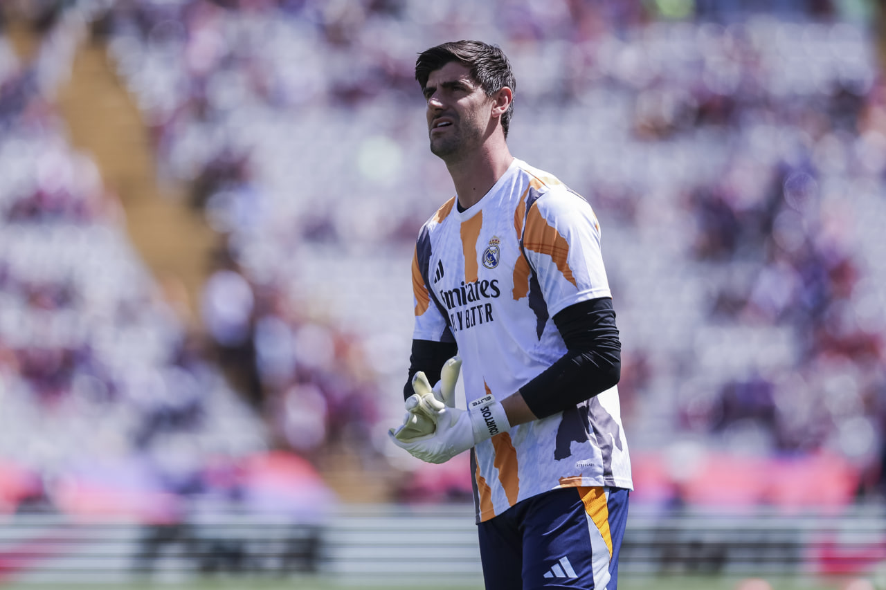 Тибо Куртуа на предматчевой разминке