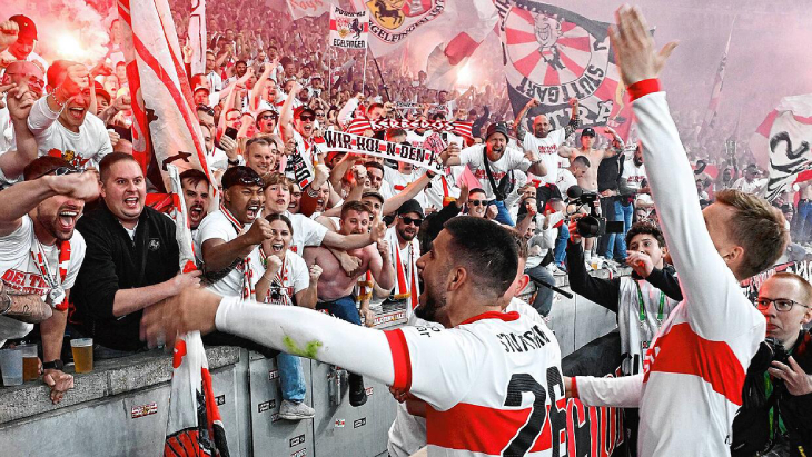 Игроки Штутгарта празднуют победу с фанатами