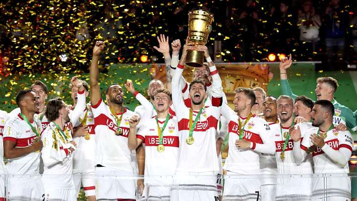 Игроки Штутгарта празднуют победу